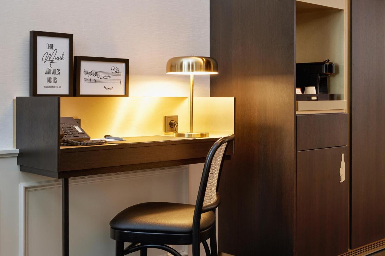 Hyperion Hotel 잘츠부르크 외부 사진 A work desk in a hotel room